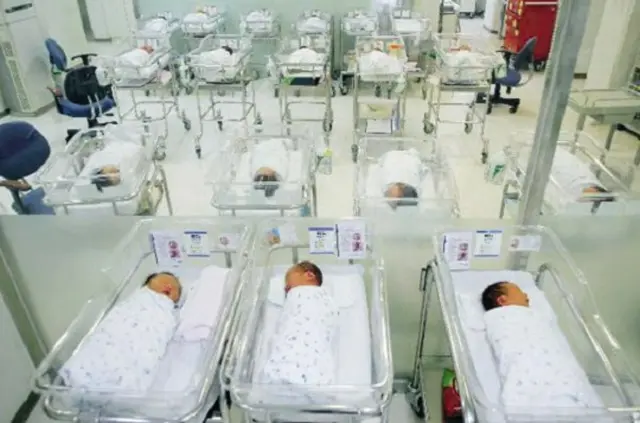 世界主要国の合計出産率、60年間で「半分」に減少…韓国は「8分の1」に急減