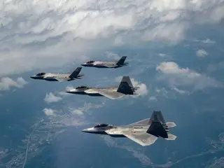 美韩军队通过联合空中训练警告朝鲜...美国F22战斗机和韩国空军F35A进行行动