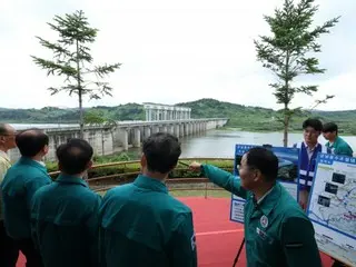 韩国统一部长视察临津江...“朝鲜应根据朝韩协议提前通知‘大坝泄洪’。”