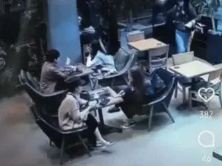 “Pantero”发生在一家韩国咖啡馆......把它扔到顾客脸上然后逃跑