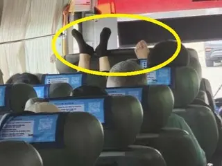 “外国人看到会很尴尬”……机场大巴司机座上翘脚情侣=韩国