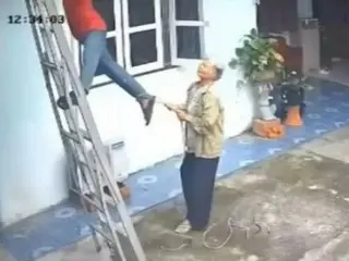 修理电线时触电……82岁奶奶看完YouTube后获救 - 泰国
