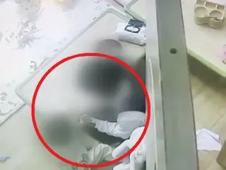 韩国一名儿童保育员在试图让患有脑瘤的三岁儿童吃感冒药时殴打他，原因是压力太大
