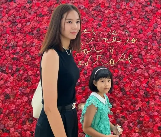 女優チョ・ユニ、イ・ドンゴンとの娘ロアちゃん…愛するしかない“キュート＆ラブリー”ショット公開