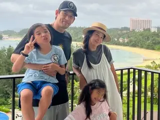 演员吴智昊和妻子恩宝儿公开了冲绳之旅的温馨全家福