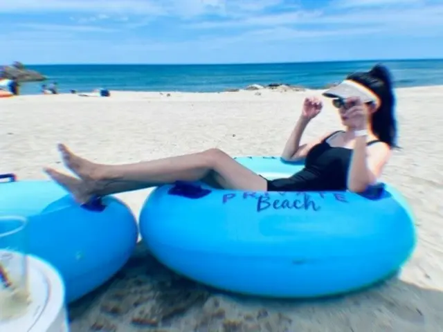 女演员朴雪美穿着泳衣在海边享受夏日的奢侈……非常苗条的“两个孩子的妈妈”