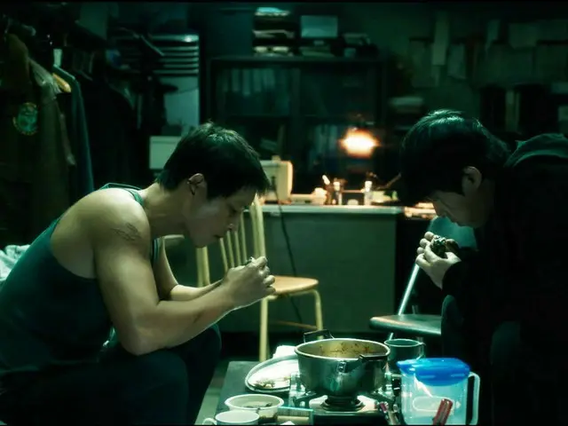 ソン・ジュンギ主演『このろくでもない世界で』、手作りチゲを向かい合って手掴みで貪る2人の本編映像解禁