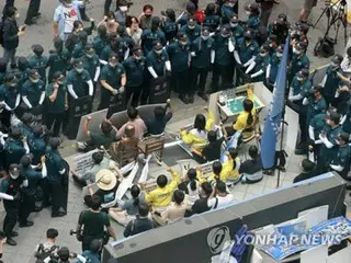 大学生在少女雕像旁静坐二审被罚款=韩国