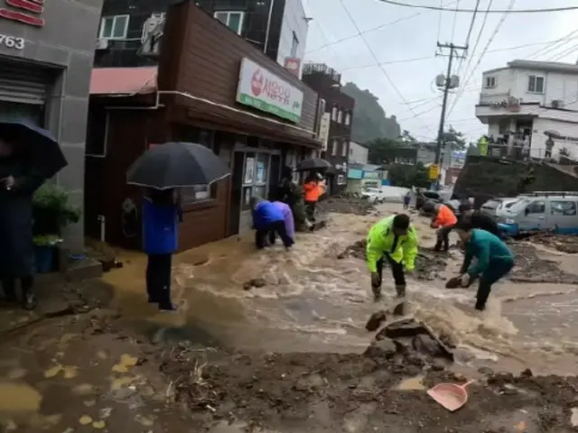 “这是怎么回事？”……韩国报道，外国人看到郁陵岛倾盆大雨时做的第一件事就是拿起铲子