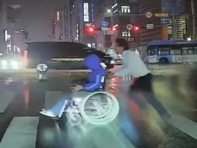 雨の中、10車線道路を走った…横断歩道で車椅子の障害者を助けたバス運転手＝韓国