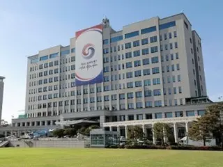 总统办公室表示，“增加医学院数量不是一种选择，而是一种必要”，因为韩国在医生数量方面在经合组织中排名垫底。