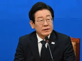 民主党代表李在明和医疗专家紧急应对委员会委员长朴丹会面并说服他们参加与野医疗政策协商小组=韩国