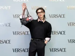 贤真（Stray Kids）一年来首次穿着他最喜欢的单品在 Versace 银座回归，引发热烈欢呼！