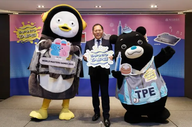 左からイベントアンバサダーPengsoo、台北市政府観光伝播局の王秋冬局長、台北市マスコット熊讃