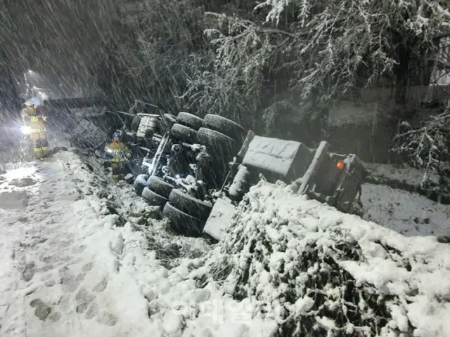 韩国京畿道南部地区遭受一系列破坏，包括因大雪导致汽车翻倒