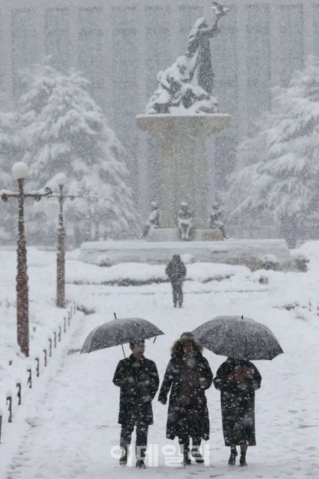 <W解説>韓国で初雪が大雪に＝今夏の猛暑を的中させた韓国の気象学者は、今冬の厳しい寒さを予想