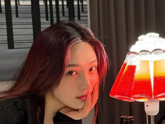 JOY (RedVelvet) 发布了一张他们感觉就像在圣诞节约会的照片