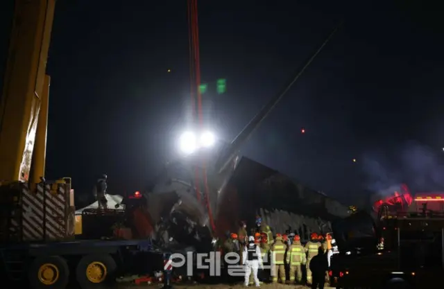 「務安済州航空墜落」まだ見つかっていない2人...夜間捜索突入＝韓国