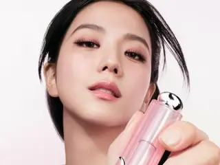 《BLACKPINK》JISOO发布“Dior Beauty”全民润唇膏宣传活动……“新一年美爆”