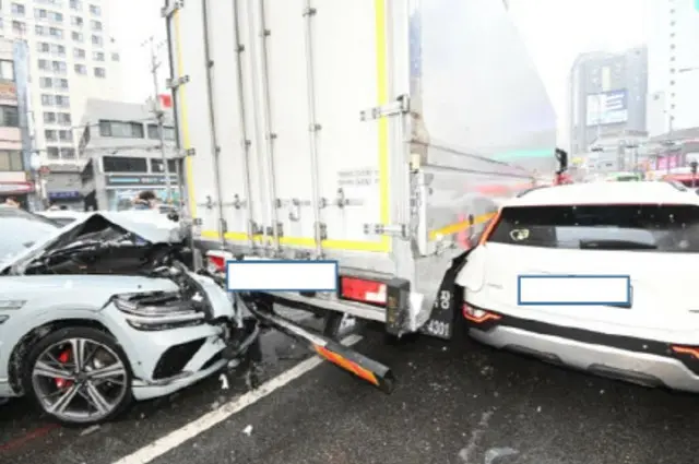 下り坂を滑り落ちた貨物トラック...車両10台がからむ玉突き事故＝韓国