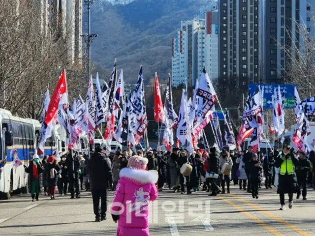 韩国一名60多岁男子在高级公职人员刑事调查办公室前的草坪上自焚自杀。