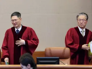 尹总统支持者在韩国总统府前抗议，要求宪法法官“辞职”