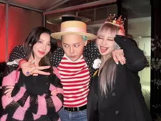 2NE1 的 Dara 和 CL 与 G-DRAGON 手挽手合影...YG 家族的友好三人照