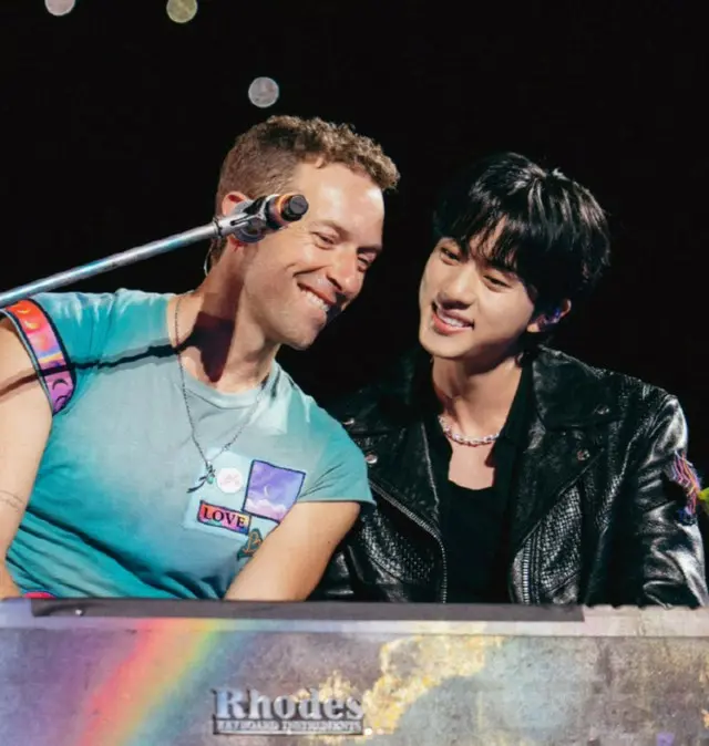「BTS（防弾少年団）」JIN、バンド「Coldplay」訪韓公演フィナーレに登場…LEDブレスレットの回収率は99％