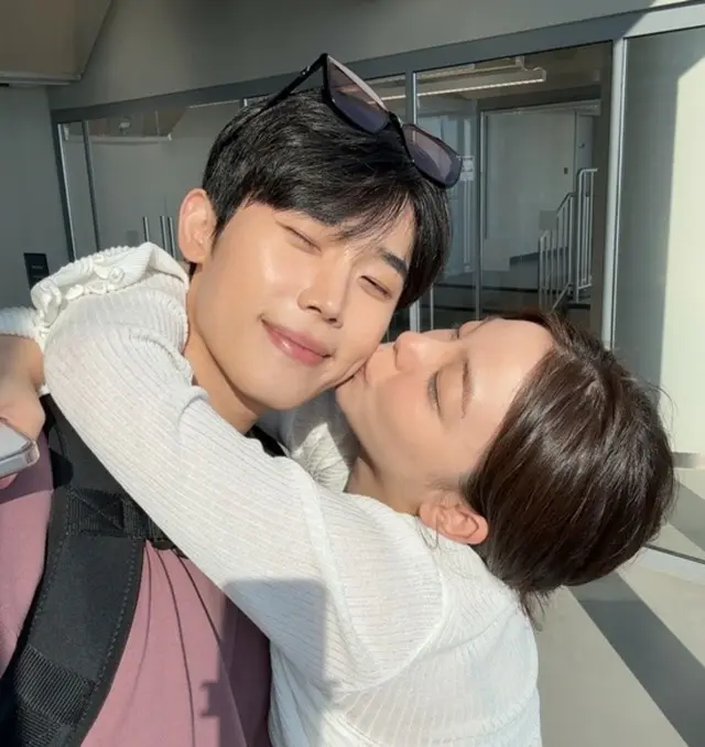 歌手Ailee＆チェ・シフン、新婚旅行中“頬にキス”…「毎日笑い声であふれるように」