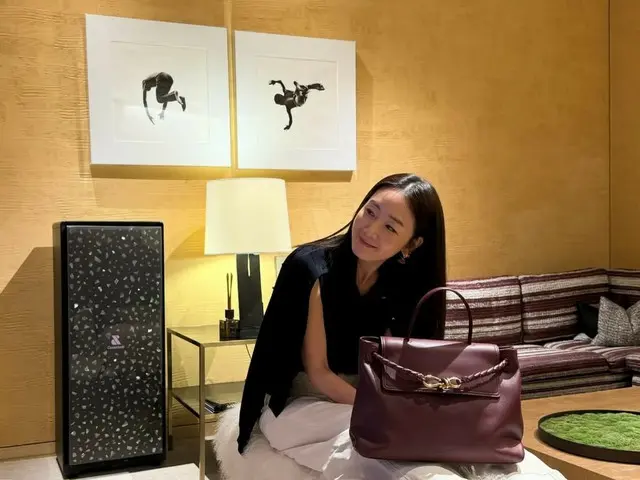 演员崔智友随着年龄增长而愈发优雅俏皮，是“智友公主”……充满成熟气息