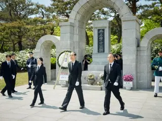 总统候选人韩德洙的第一站是国立显忠院……“人民希望我们向前，而不是向左或向右”