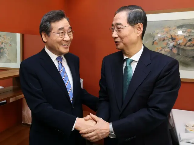 前国务总理李洛渊与即将竞选总统的韩德洙候选人举行会谈……讨论“总统选举大帐篷”=韩国