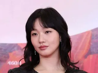 演员金高银在双亲节向公司全体员工赠送鲜花和水果篮