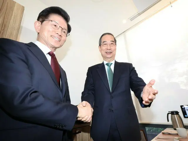 金文洙、国民の力大統領選候補（左）と韓悳洙、無所属大統領選予備候補（右）