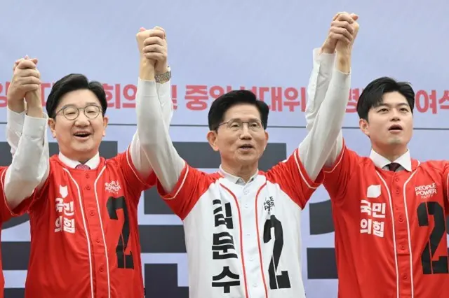 金文洙。国民の力大統領選候補（中央）