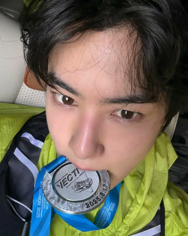 “７月入隊？”チャウヌ（ASTRO）、メダルを口にくわえてパシャッ…「マラソンを11キロ完走」