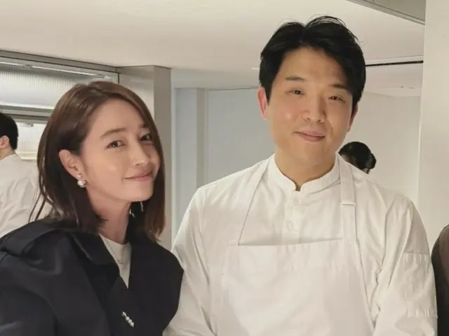 演员李玟贞为丈夫李秉宪修剪头发！ ？ …“我们一起拍了照片，但是……”