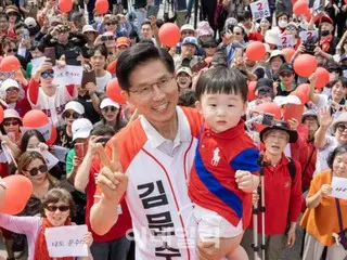 金文洙候选人在龟尾发表演讲时泪流满面地呼吁，“必须恢复朴槿惠前总统的名誉”。