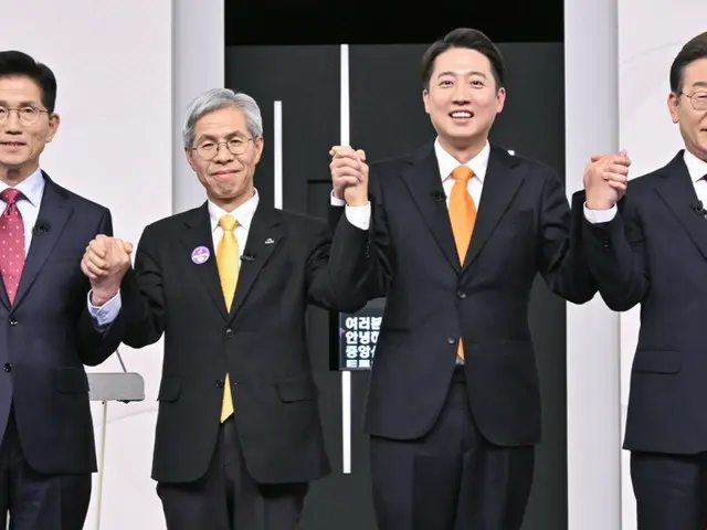 韩国民意调查显示，李在明与金文洙之间的差距缩小至个位数