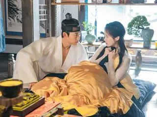 Tacyeon（2PM）和徐贤（少女时代）在《我偷走了主角的初体验》中度过了一个非凡的新婚之夜......一部基于小说的颠覆性浪漫