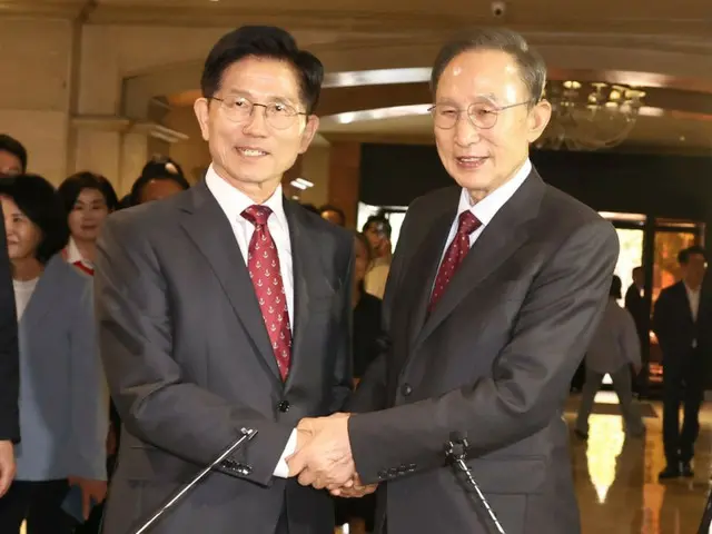 李明博前总统与金文洙候选人会面……“让我们团结到最后”=韩国