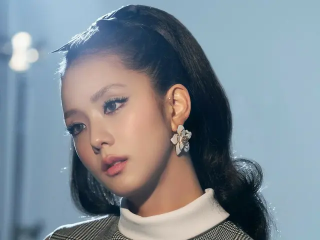BLACKPINK 的 JISOO 展现比芭比娃娃更美丽的外表