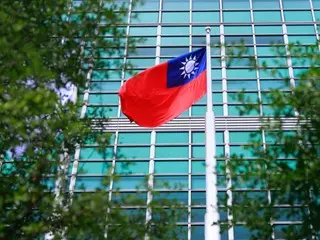 台湾新冠肺炎病例在 6 月底达到峰值 20 万，民众开始重新佩戴口罩