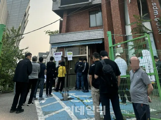 韩国总统选举：提前投票第一天……人们一大早就在投票站排队