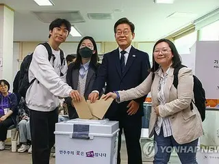 韩国总统选举候选人呼吁选民提前投票