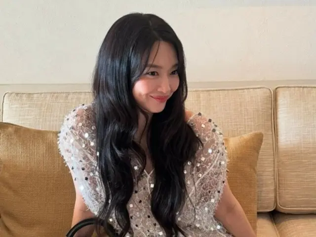 女演员申敏儿，从可爱的女神变身性感女郎......展示透视装