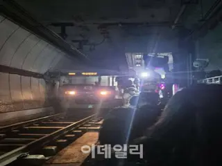 “你为什么不开门？”韩国地铁困乘客大喊