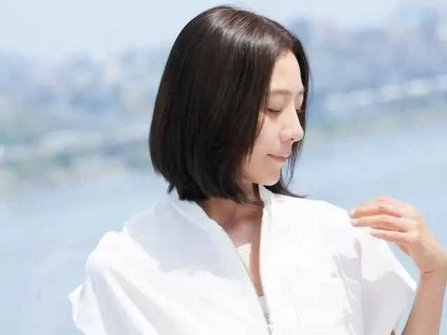 女演员金熙爱看起来比她“一生中穿的 7 号尺码”还要苗条......是“优雅之美”的缩影