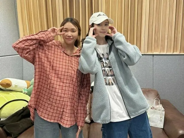 参与IU《红鞋子》编曲的李珍雅表示，“我被她的声音迷住了”。