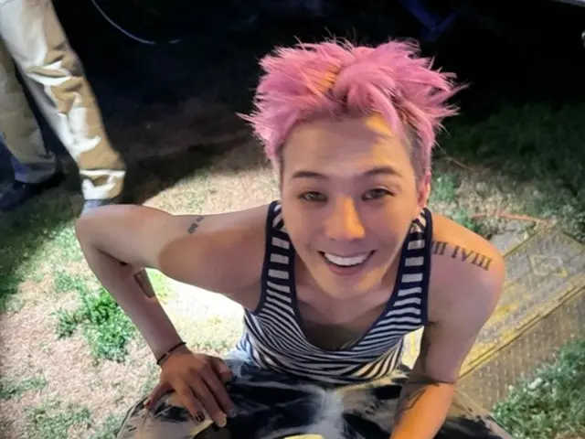 G-DRAGON 变身粉色头发……他变得更加时尚